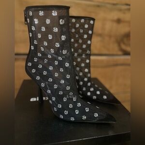 Alexander Wag boots. Size 9 Comes with original box.